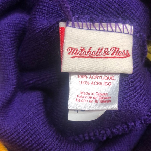 Los Angeles Lakers Pom  Beanie purple and gold - Picture 3 of 3